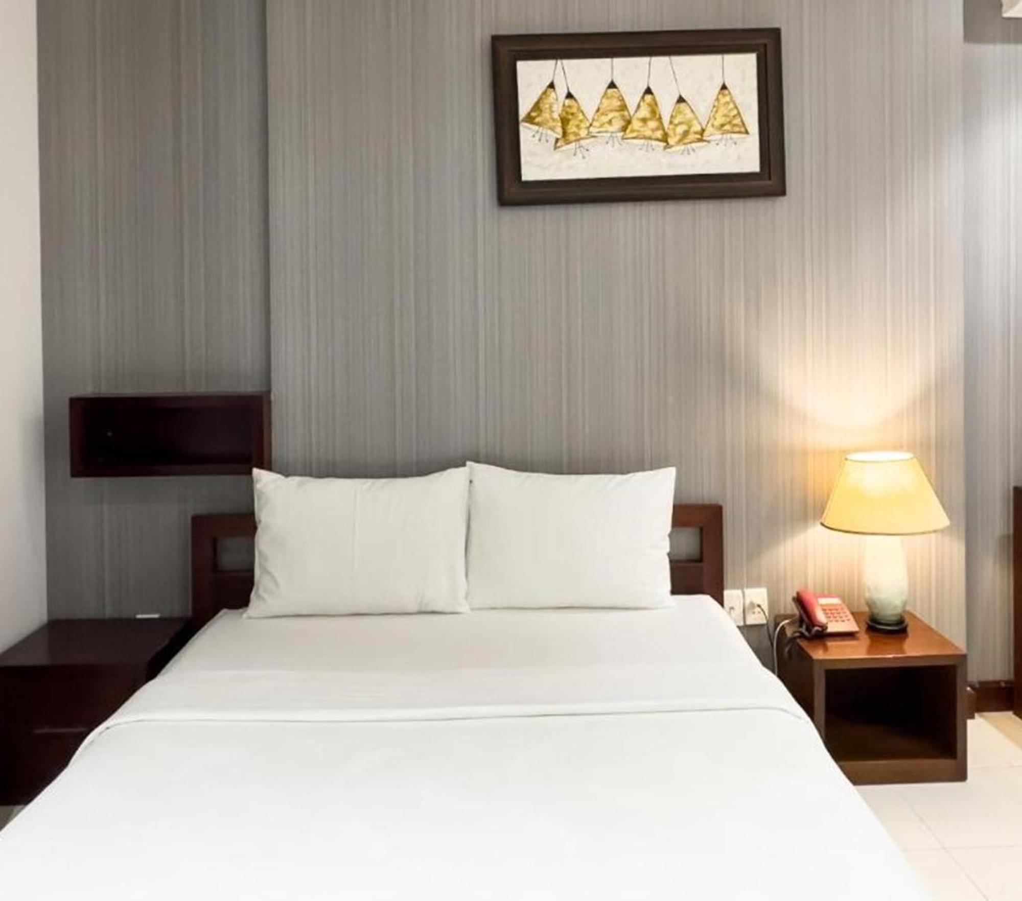 Dinh Dinh Saigon Airport Hotel-74a Giai Phong Khách sạn 2*